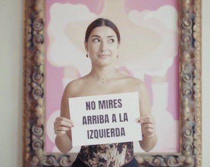 Chica en frente de un cuadro